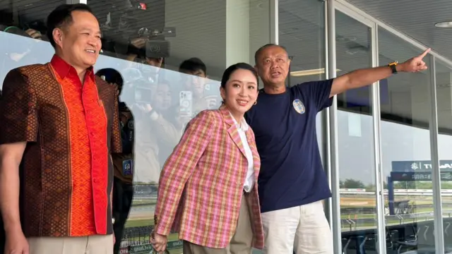 เนวิน ประธานสโมสรฟุตบอลบุรีรัมย์ยูไนเต็ด พานายกฯ ทัวร์สนามช้าง อินเตอร์เนชั่นแนล เซอร์กิต ซึ่งเป็นหนึ่งในสนามแข่งขันโมโตจีพี เมื่อ 3 เม.ย. โดยมี อนุทิน ชาญวีรกูล รองนายกฯ และ รมว.มหาดไทย หัวหน้าพรรค ภท. ร่วมด้วย