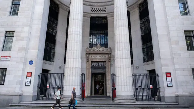 Két férfi sétál el a londoni Bush House előtt.
