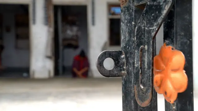 सामाजिक बहिष्कार का सामना करता पीड़ित परिवार