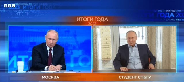 Cảnh ông Putin nói chuyện với bản sao của mình trong buổi họp báo thường niên