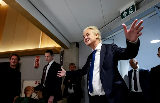 Оммавий депортацияга чақириб келадиган сиёсатги Хеерт Вилдерс ҳозирда Нидерландия ҳукуматидаги энг йирик партиянинг лидери.