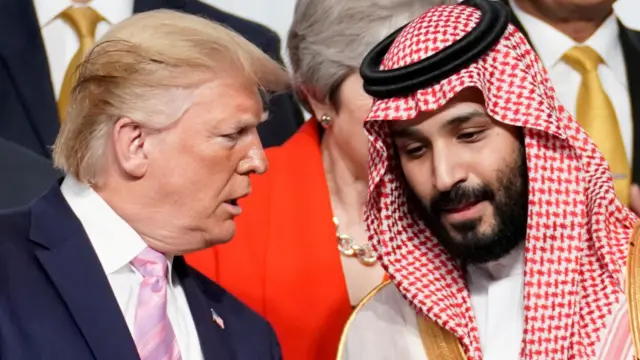 Presiden AS Donald Trump berbincang dengan Putra Mahkota Arab Saudi, Mohammed bin Salman di Osaka, Jepang, 28 Juni 2019.