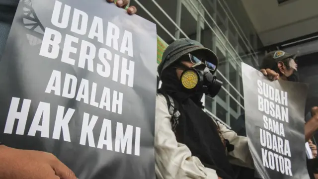 Beberapa pegiat lingkungan mengenakkan masker gas dalam aksi mereka memprotes pengajuan banding oleh Presiden Joko Widodo, tiga kementerian dan tiga pemerintah provinsi