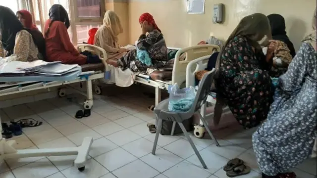 
سه تا چهار زن در یک تخت برای یک نفر در شفاخانه بدخشان نشسته اند.
