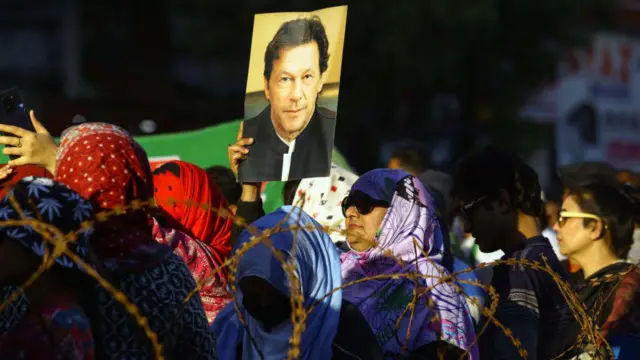 पाकिस्तान की जेल में बंद हैं पूर्व प्रधानमंत्री इमरान ख़ान
