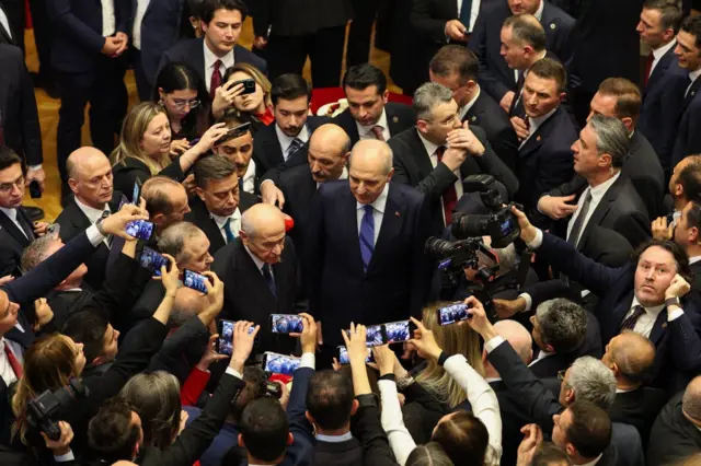 Meclis'te TBMM Başkanı Numan Kurtulmuş'un ev sahipliği yaptığı 23 Nisan resepsiyonunda MHP Genel Başkanı Devlet Bahçeli gazetecilerin sorularını yanıtlıyor