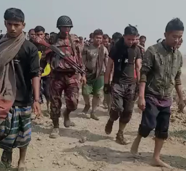 সীমান্ত পাড়ি দিয়ে বাংলাদেশে আসছে অস্ত্রধারীরাও