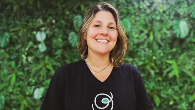 Amanda Sadalla, diretora executiva e cofundadora da Serenas, organização sem fins lucrativos que apoia governos a desenvolverem políticas públicas para prevenir violência de gênero, com uma camiseta preta com o logotipo da organização