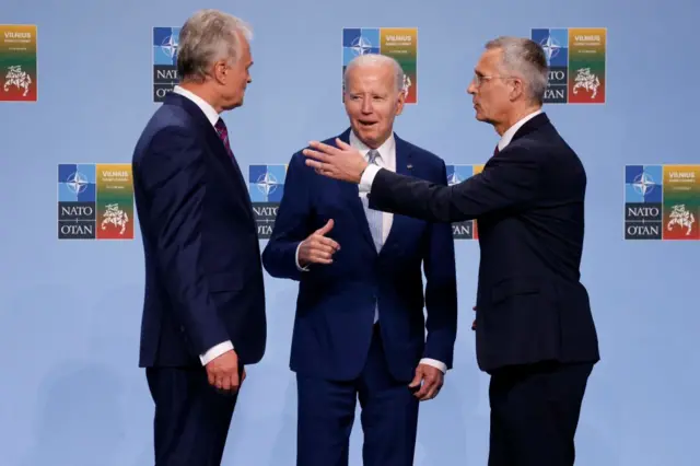ভিলনিয়াসে নেটোর শীর্ষ বৈঠকে নেটো মহাসচিব জেন্স স্টলটেনবার্গ (ডানে), লিথুয়েনিয়ার প্রেসিডেন্ট গিতানাস নসিডা (বামে) এবং জো বাইডেন (মাঝে) 