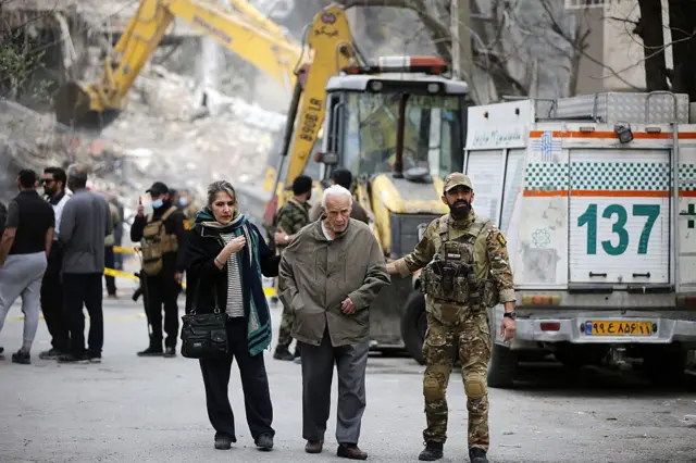 در صبح روز سوم فروردین ۱۴۰۵حملات ایالات متحده و اسرائیل،منطقه اندرزگو در تهران را هدف قرار دادند.
این حملات خسارات شدیدی بر جای گذاشت؛ به‌طوری که نیمی از یک ساختمان هشت‌طبقه فرو ریخت و بخش باقی‌مانده آن نیز غیرقابل استفاده شد. همچنین ساختمان‌های اطراف به‌شدت آسیب دیدند.
پیرمردی با کمک با خانمی و یک سرباز از ساختمان‌های تخریب شده دور می شود

