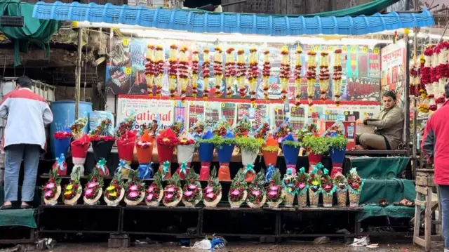 गुलाबांचा वार हार, बुके तयार करण्यात होतो.