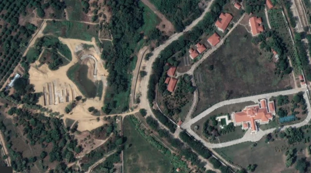 တည်ဆောက်ရေးလုပ်ငန်းတချို့စနေတဲ့နေရာက ဗိုလ်ချုပ်မှူးကြီးသန်းရွှေအိမ်နဲ့အနီးဆုံးမှာ ဖြစ်ပါတယ်။