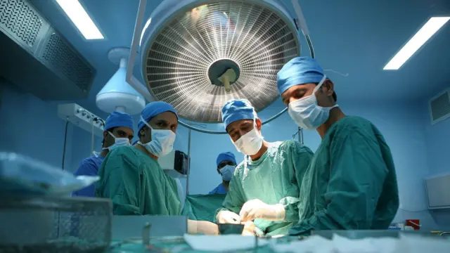 داکتران افغان مشغول عمل جراحی در یک بیمارستان در کابل