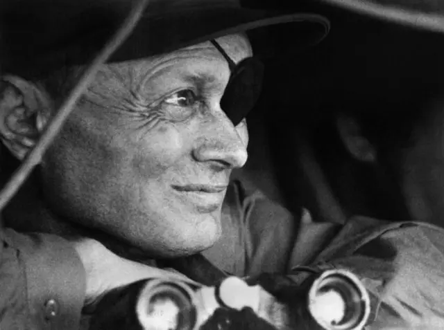 Moshe Dayan observando algo 