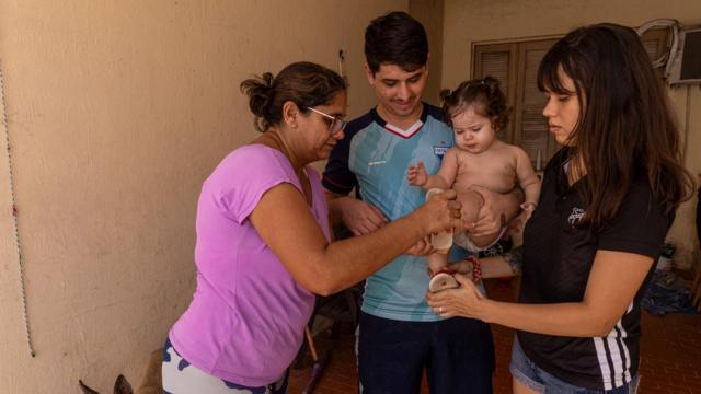 Roberto, a mãe Andrea, a esposa Aline e uma das filhas