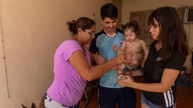 Roberto, a mãe Andrea, a esposa Aline e uma das filhas