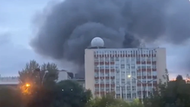 Облако дыма над высотным зданием.