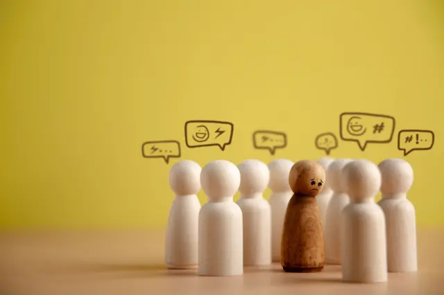 Patung pion hitam dikelilingi pion putih.