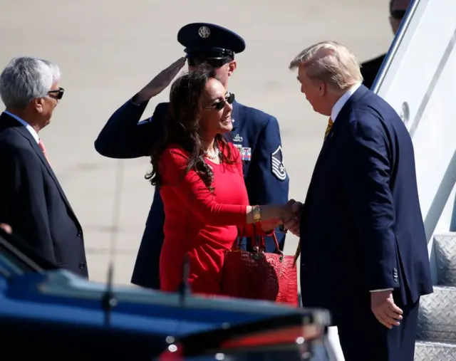 হরমিত ধিলোঁর সঙ্গে করমর্দনরত প্রেসিডেন্ট ট্রাম্প 