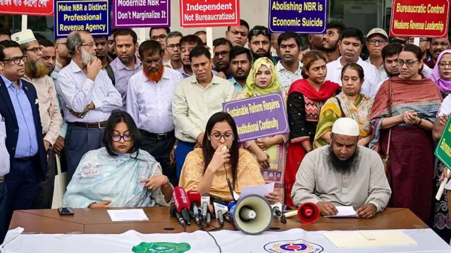 তিন দফা দাবিতে আন্দোলন শুরু করলেও পরে এনবিআর চেয়ারম্যানের পদত্যাগও দাবি করেন আন্দোলনকারীরা