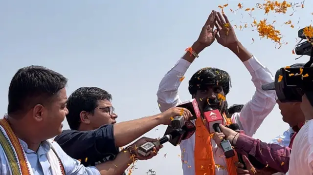 सभास्थळी पोहोचल्यावर लोकांना अभिवादन करताना जरांगे पाटील