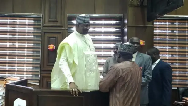 Oge nye bụbu ọkaiwu ukwu Naịjirịa nakwa mịnịsta na-ahụ maka ikpe ziri ezi aha ya bụ Abubakar Malami na ndị ọkaikpe ya n'ụlọikpe ukwu n'Abuja