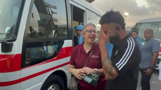 విరాట్ కోహ్లిని కౌగలించుకున్న వెస్టిండీస్ వికెట్ కీపర్ జాషువా తల్లి