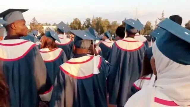 Wasu ɗaliban jami'a sanye da tufafin jami'a da huluna