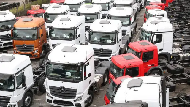 Caminhões novos no pátio da Mercedes-Benz do Brasiljogo do penalty f12São Bernardo do Campo