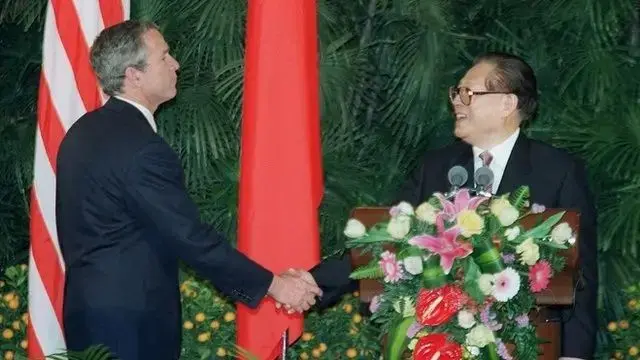 George W. Bush cumprimenta líder chinês Jiang Zemin