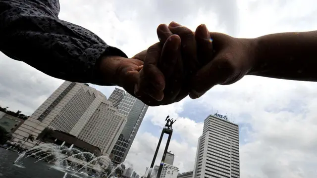 Masyarakat dari beragam latar belakang berpegang tangan menentang persekusi atas nama agama.