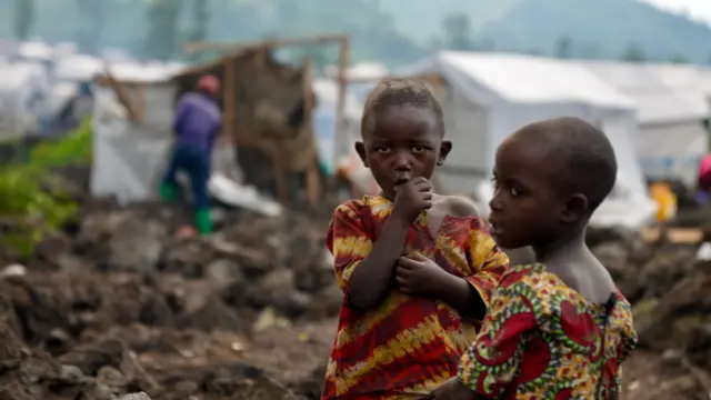 Wasu yara a wani sansanin ƴan gudun hijra da rikicin ya ɗaiɗaita.