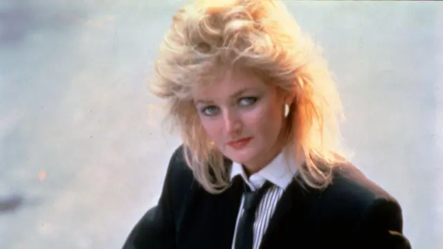 Bonnie Tyler con corbata y el pelo suelto.