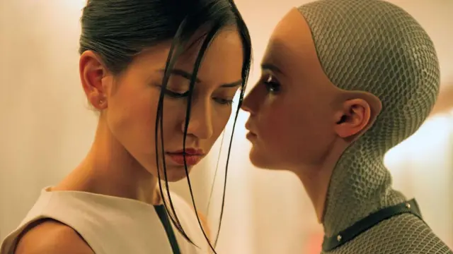 एक्स मशिना चित्रपटात रोबोट आणि मानव यांच्यातले प्रेमसंबंध दाखवले आहेत