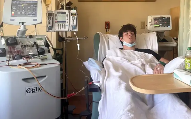 Charlie Drury, qui a aujourd'hui vingt ans, a besoin d'un traitement régulier d'échange de plasma, jusqu'à la fin de sa vie.