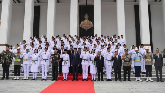 Presiden Joko Widodo (tengah) didampingi sejumlah menteri dan kepala lembaga negara berfoto bersama anggota Paskibraka 2024 seusai dikukuhkan di Istana Negara, Ibu Kota Nusantara (IKN), Kalimantan Timur, Selasa (13/8/2024). Presiden mengukuhkan 76 anggota Paskibraka 2024 yang nantinya akan bertugas di Istana Negara, IKN pada 17 Agustus 2024.
