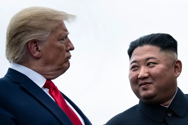 Дональд Трамп и Ким Чен Ын смотрят друг на друга во время встречи в июне 2019 года