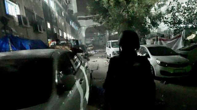 A correspondente da BBC Lucy Williamson entra no complexo do Hospital Al-Shifa, na cidadeslot rico siteGaza, durante uma operação das Forçasslot rico siteDefesaslot rico siteIsrael (15slot rico sitenovembroslot rico site2023)