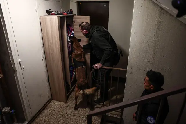 Policía haciendo un registro