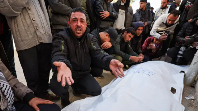 مشيعون يتفاعلون خلال جنازة فلسطينيين، بحسب مسعفين، قُتلوا في غارة إسرائيلية يوم السبت، في مستشفى الشفاء بمدينة غزة، 31 يناير/كانون الثاني 2026.