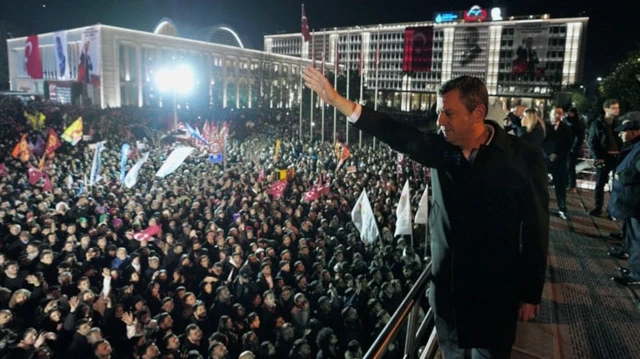 رئيس حزب الشعب الجمهوري أوزغور أوزيل أمام حشد جماهيري ليلاً