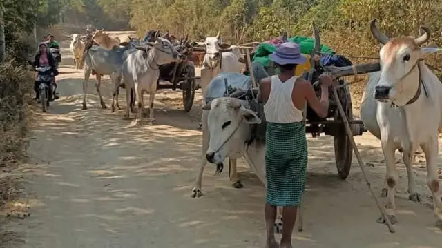 တိုက်ပွဲတွေကြောင့် စစ်ဘေးရှောင်ကြရတဲ့ ဒေသခံတွေ (ပုံဟောင်း)