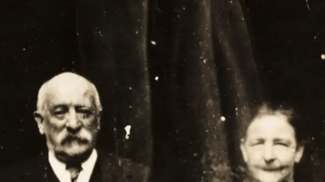 ዊልያም ሆፕ ኣብቲ ፍሬም መንፈሳት ከም ዘለዉ ዘመስል ድርብ መዳይ ሸነኽ (ዳብል ኤክስፖዠር) ምሂዙ