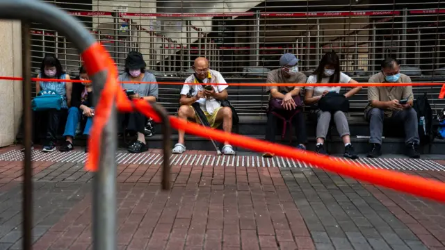 香港西九龙裁判法院外民众排队轮候进入法庭旁听黎智英案审判（28/8/2025）