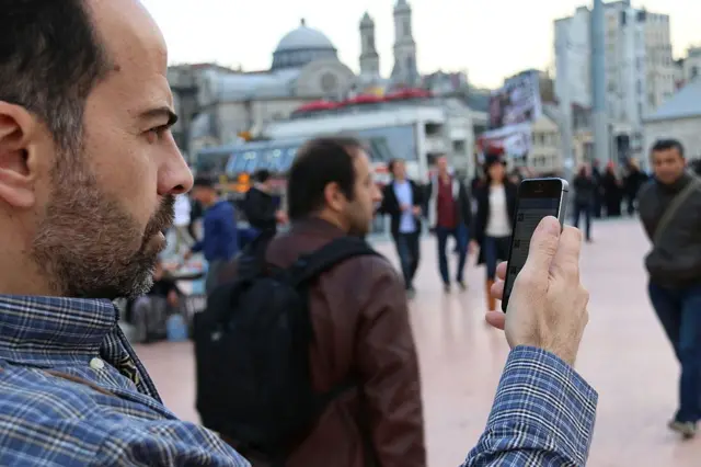 Nasuh Mahruki telefona bakıyor