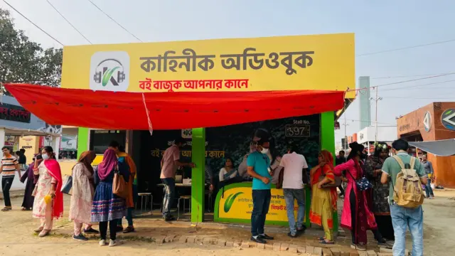 কাহিনীক অডিওবুকের স্টলে তরুণদের ভীড়।