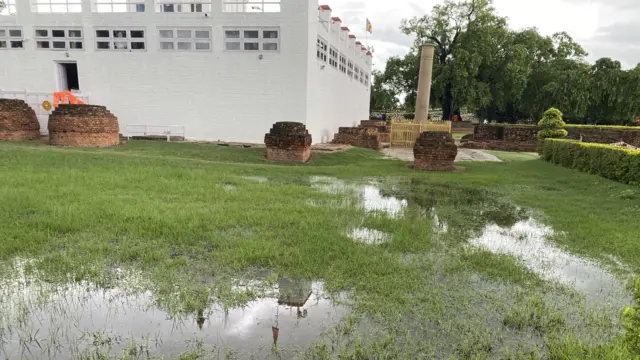 माया देवी मंदिर के चारों ओर भारी अव्यवस्था नज़र आती है