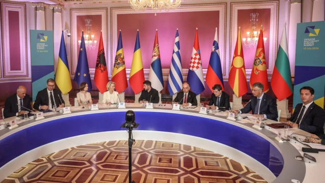 Lideri zemalja učesnica Samita u Kijevu sede za okruglim stolom, iza njih su zastave