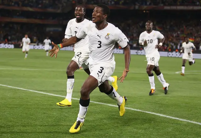 Asamoah Gyan (Ghana) célèbre son but sur penalty lors du match de poule D de la Coupe du Monde de la FIFA, Afrique du Sud 2010, opposant la Serbie au Ghana, au stade Loftus Versfeld de Pretoria, le 13 juin 2010.