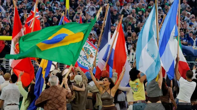 各国の国旗を掲げる人たち